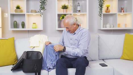 Un-Anciano-Que-Se-Prepara-Para-Viajar-Está-Empacando-Una-Bolsa.