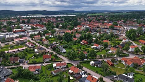 Hedemora,-Suecia,-Mostrando-Casas-Residenciales-Y-Espacios-Verdes,-Vista-Aérea,-Hiperlapso