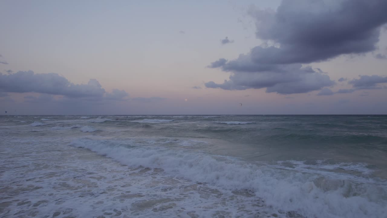 문라이즈 동안 멕시코 해변의 드론 비디오