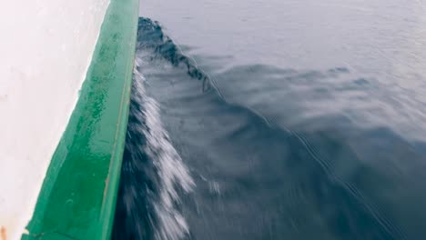 un barco de pesca tradicional local de madera y agua blanqueada mientras viaja a una isla tropical aislada y remota