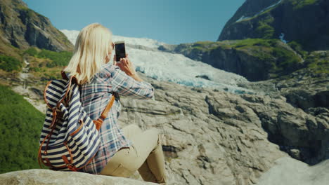 Mujer-Turista-Tomando-Fotos-Del-Glaciar-Viajando-En-Concepto-De-Noruega