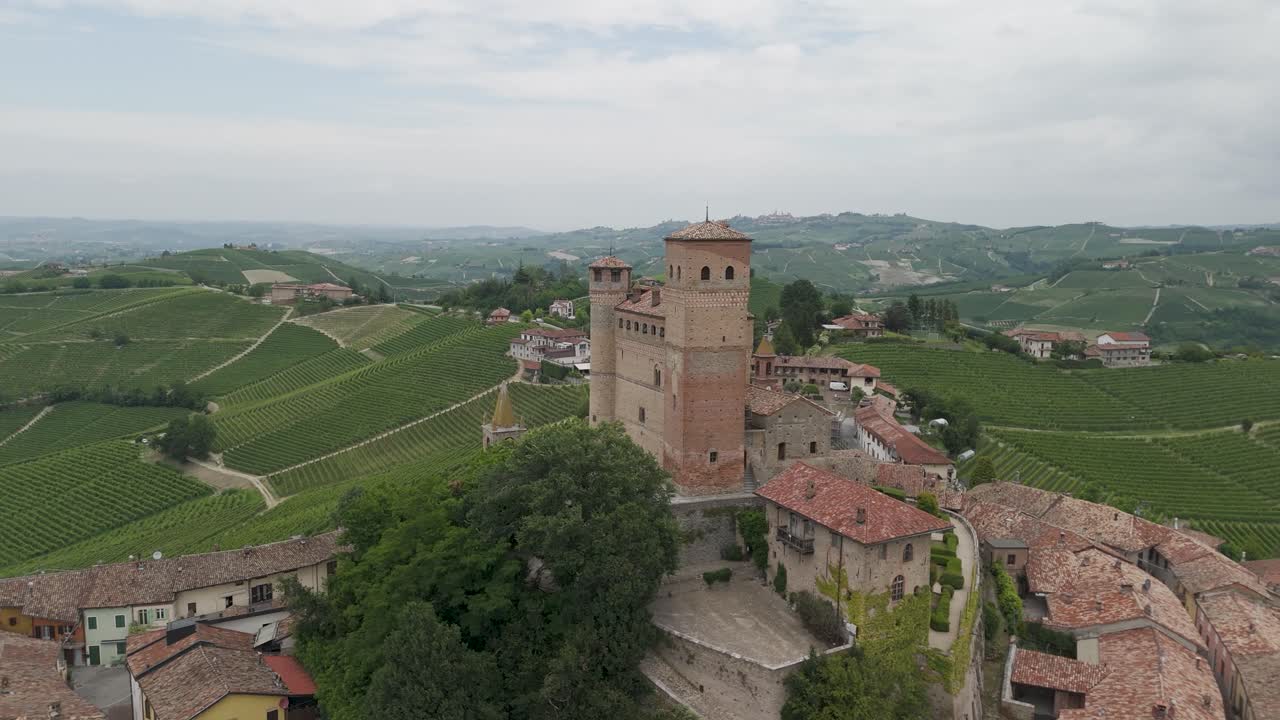 serralunga d'alba, región de langhe, cuneo, piamonte, italia. vista aérea de 4k de la ciudad y los viñedos. langhe-roero y monferrato. volando hacia atrás sobre la ciudad.
