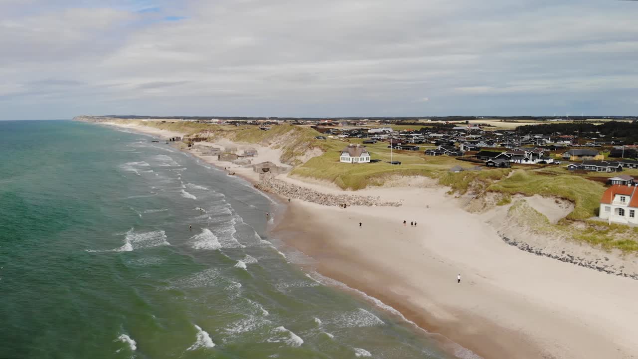 antena de la hermosa costa oeste danesa con playas de arena blanca y hermosas olas y una casa antigua frente a algunos antiguos búnkeres alemanes