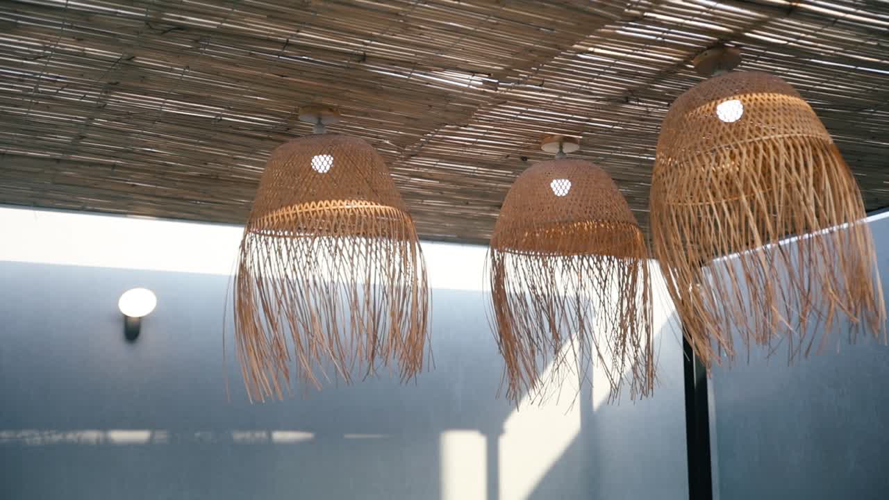 toma panorámica izquierda de decoración de iluminación rústica