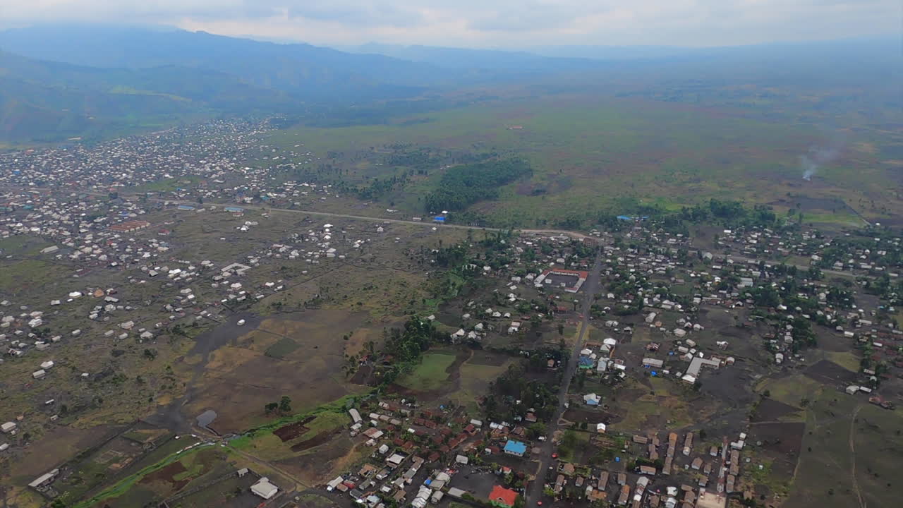 vuelo en heli a lo largo de la autopista en la rdc congo hacia la ciudad del valle del rift, sake