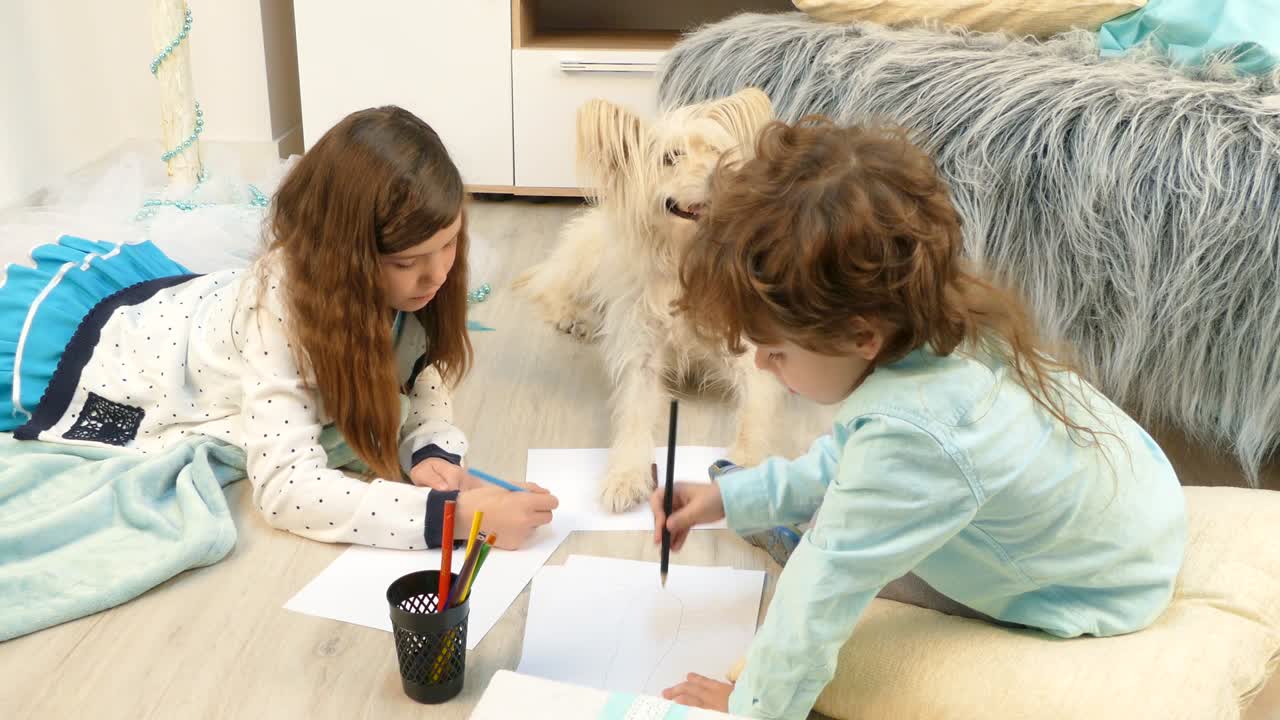 아이들은 개 춤을 춘다.