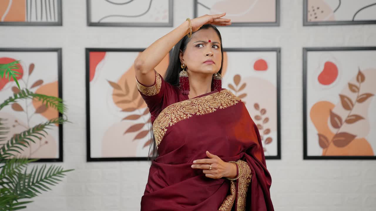 Wanita India mencari seseorang