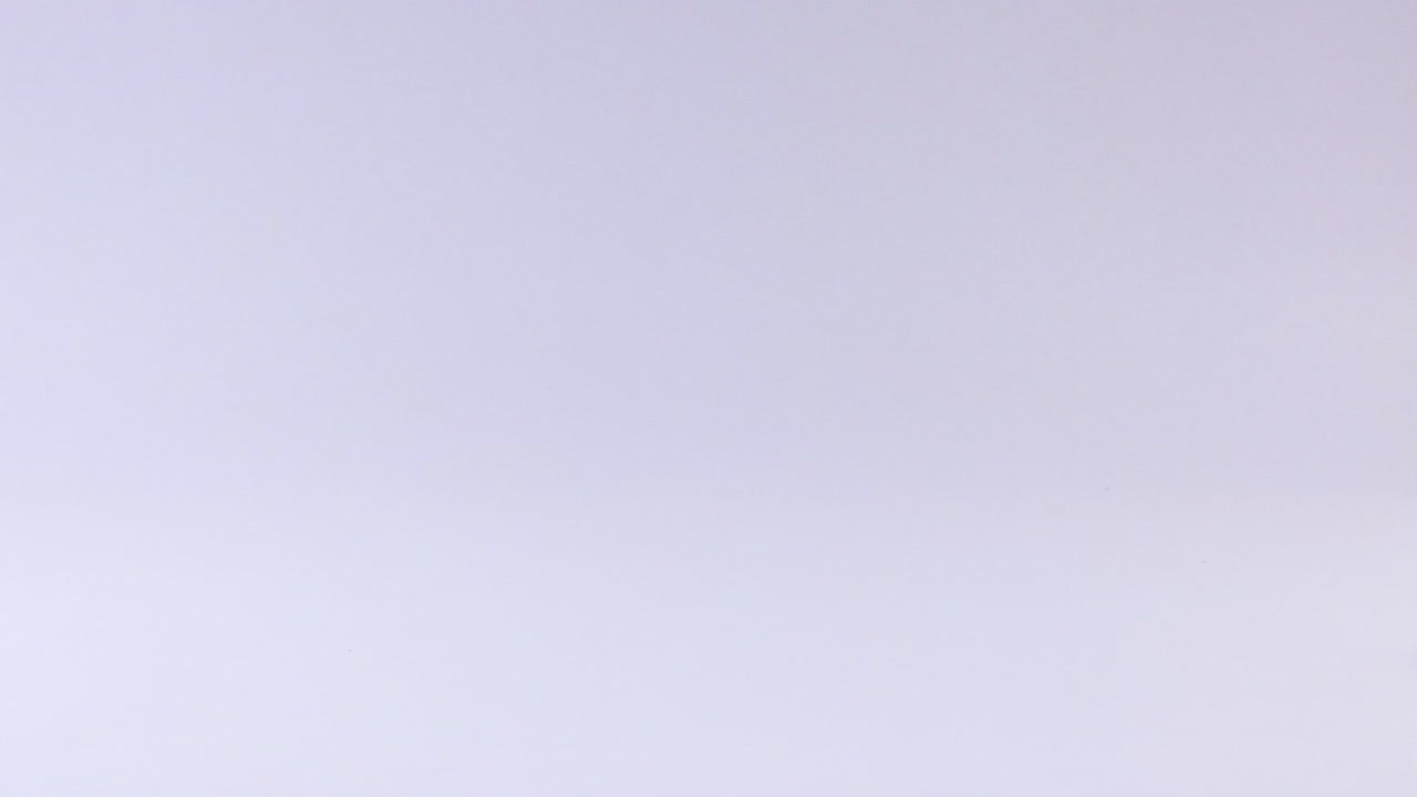 una pelota de fútbol rueda suavemente a través de una superficie blanca