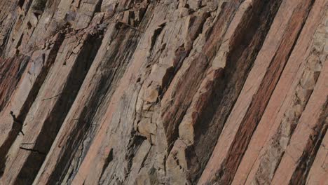 una gran montaña rocosa