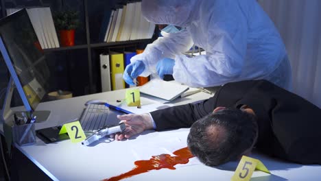 especialistas de la policía trabajando en la escena, investigación de asesinato.