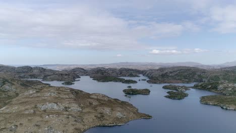 Antena-Giratoria-Alrededor-De-Un-Lago-Que-Alberga-Varias-Islas