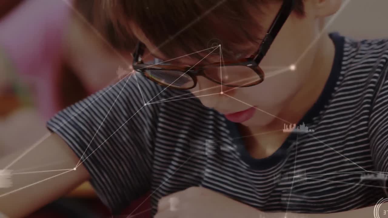 red de conexiones y procesamiento de datos contra un niño caucásico dibujando en su libro en la escuela