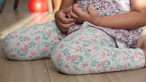 adorable niña jugando en el suelo