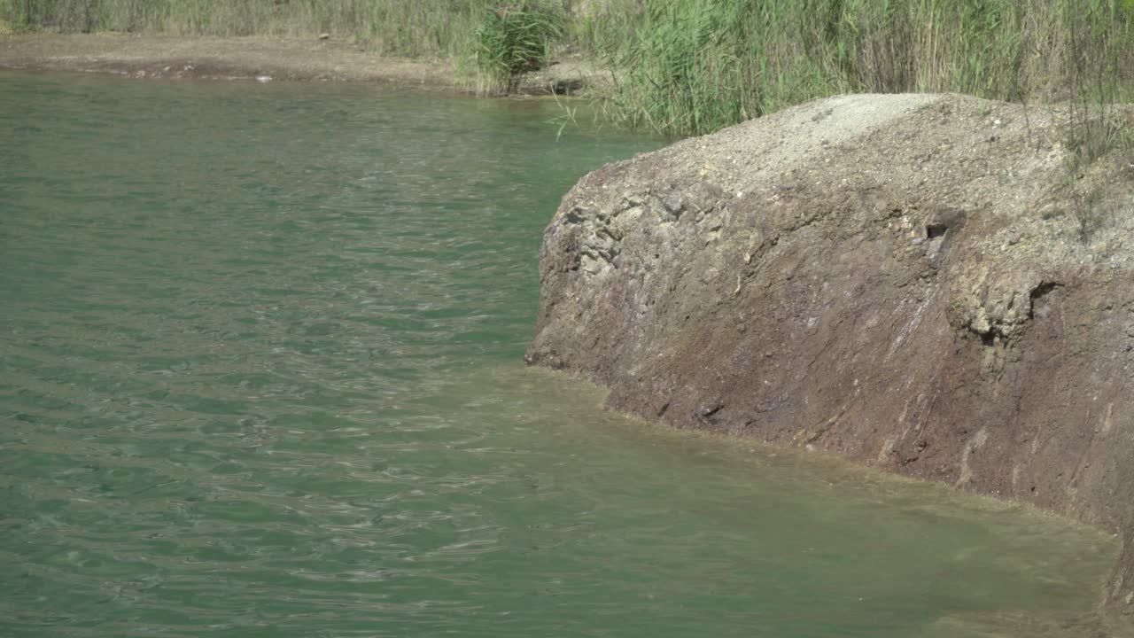 여름에 아름다운 푸른 물 호수