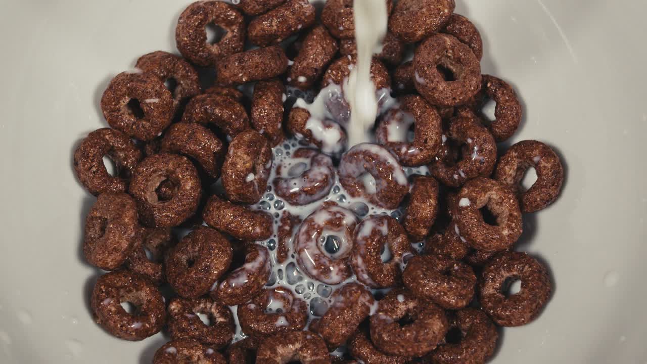 초콜릿 반지, 컵에 코인플레이크, 우유, 시리얼 링의 접시에 부어