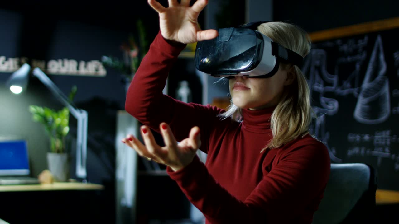 Laboratory employee working in VR glasses