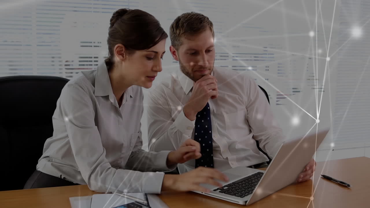 animación de la red de conexiones a través de hombres de negocios caucásicos que usan portátiles