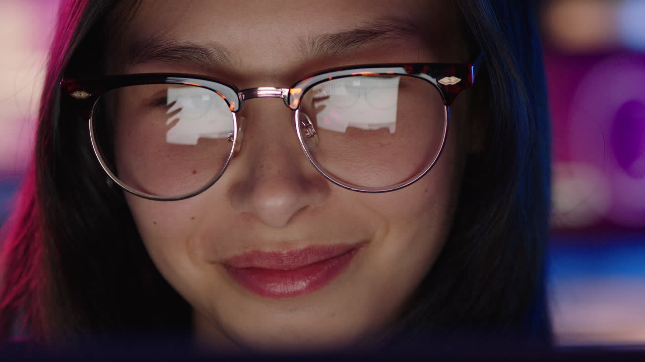retrato en primer plano de una joven diseñadora asiática que usa computadora diseñando gafas mirando el prototipo en la pantalla trabajando tarde en la noche haciendo lluvia de ideas