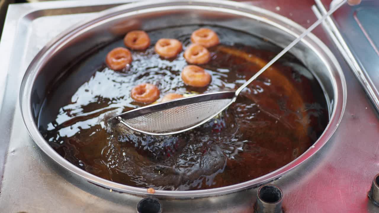 뜨거운 기름 에 김 되고 있는 터키 로크마 도