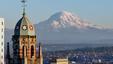 el primer campanario de la iglesia presbiteriana reveló el monte rainier en tacoma, washington, estados unidos