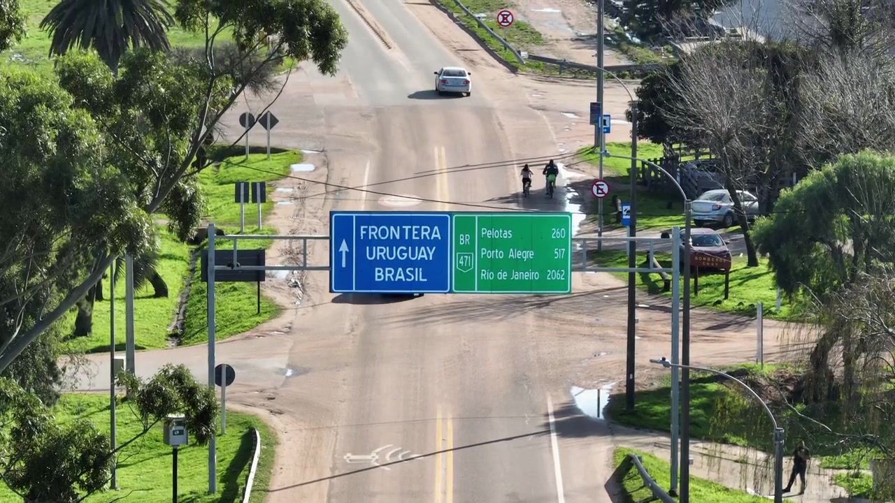 Avvicinamento all'autostrada rurale di Chuy, Uruguay, verso il segnale direzionale BR-471 che indica le distanze per Pelotas, Porto Alegre e Rio de Janeiro.