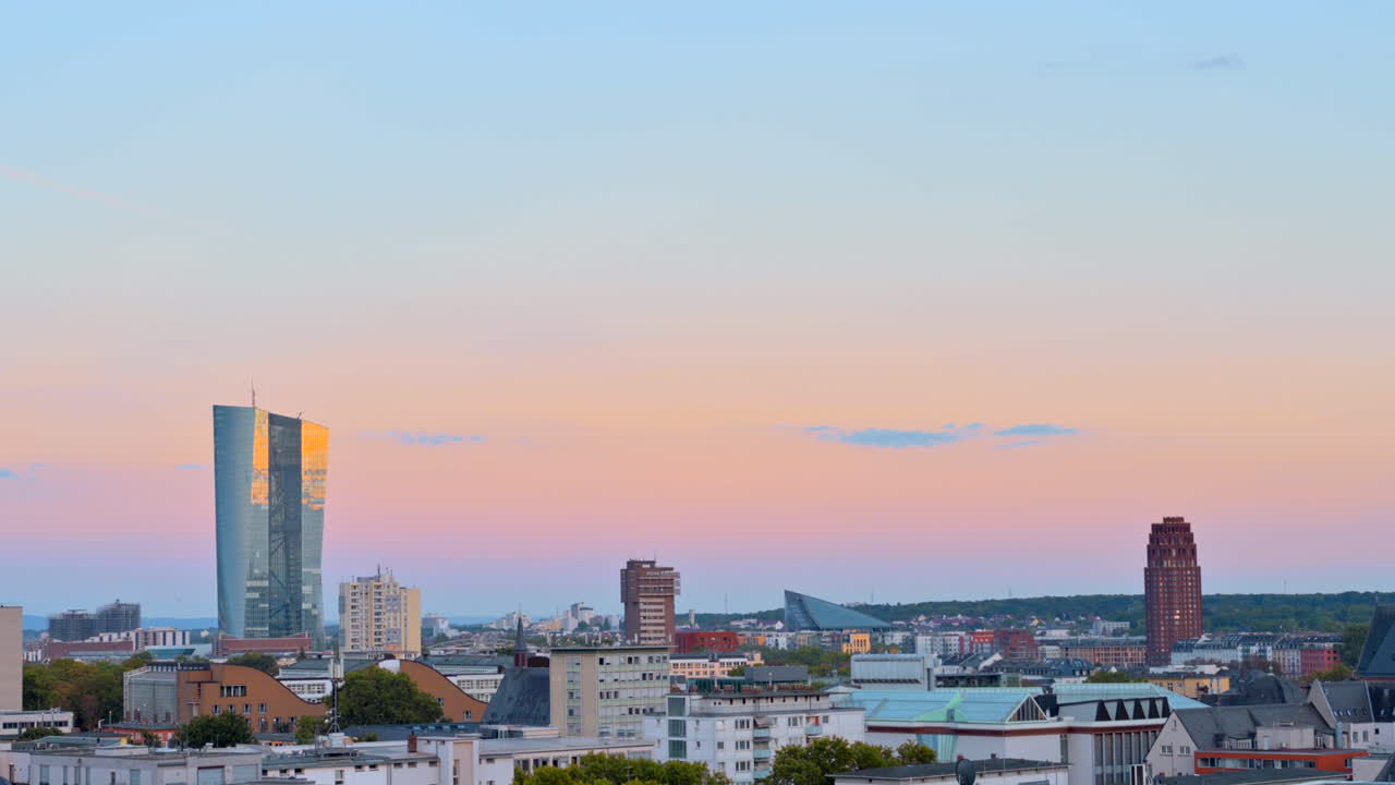 Blick auf die Skyline von Frankfurt am Main, Deutschland bei Sonnenuntergang