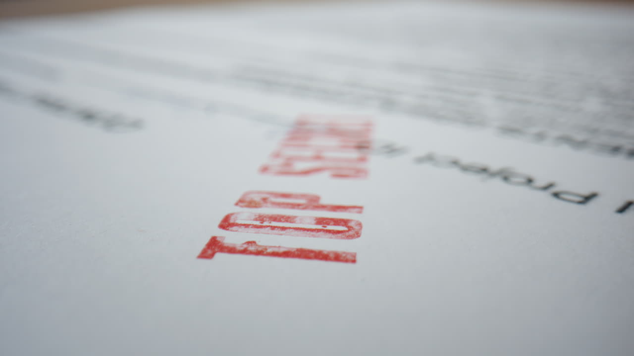 documento en papel clasificado de primer plano con sello de alto secreto. texto macro confidencial