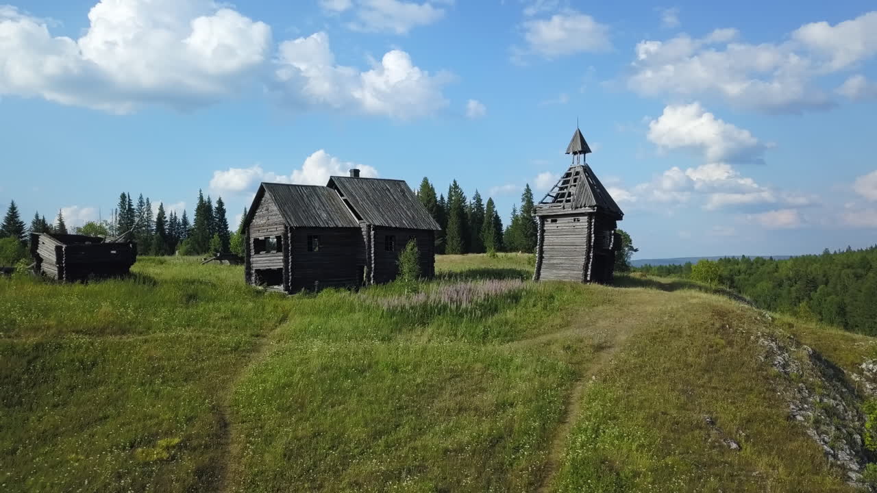 Opuszczone drewniane domy w leśnym krajobrazie