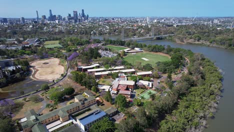 Campos-De-Juego-De-La-Universidad-De-Queensland-A-Orillas-Del-Río-Brisbane,-Cerca-Del-Puente-Eleanor-Schonell