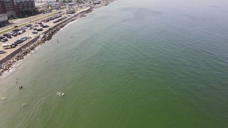 Menschen-Schwimmen-Am-Strand-Von-Nantasket-Mit-Ruhigem-Wasser-An-Heißen-Tagen-Im-Sommer-In-Hull,-Massachusetts