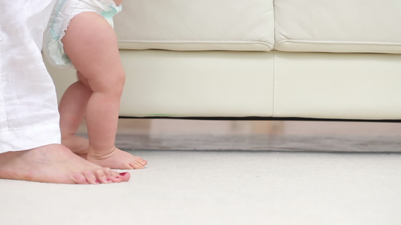 y una mujer con un bebé caminando