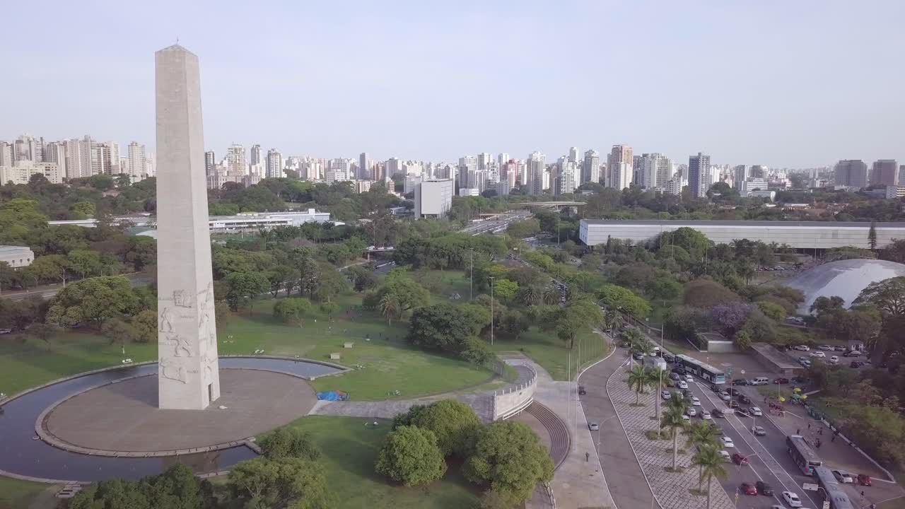 atasco de tráfico en el centro de la ciudad de sao paulo a primera hora de la tarde- lento disparo aéreo