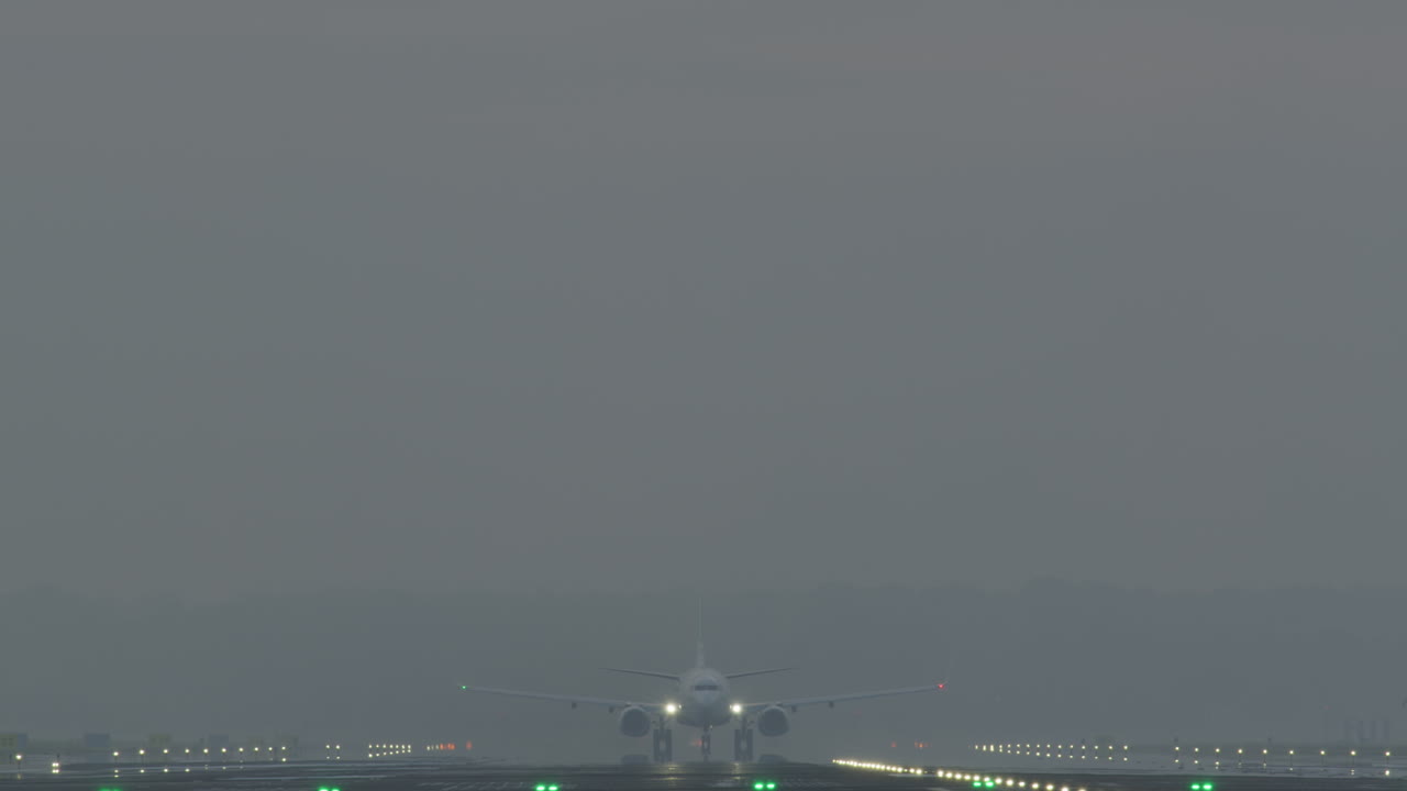 안개 속 에 착륙 하는 비행기