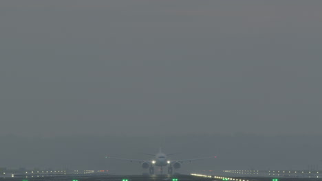 aterrizaje de un avión en la niebla