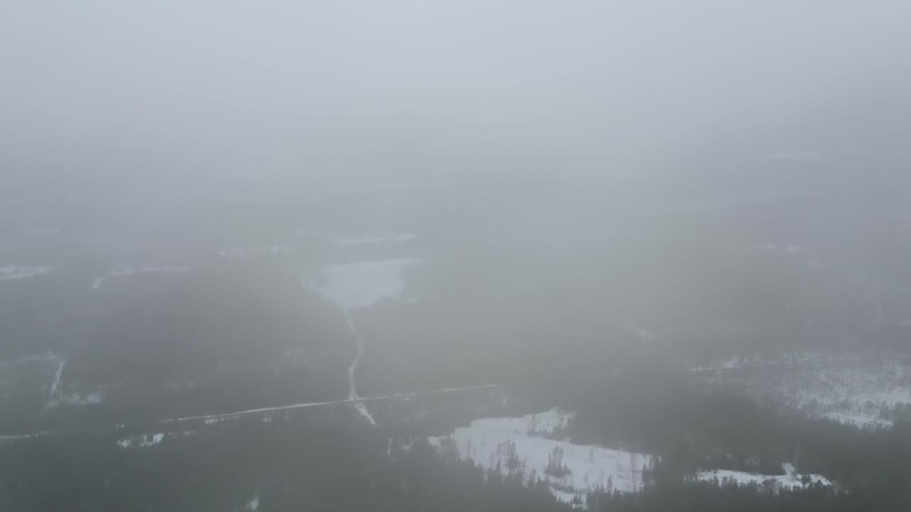 드론이 구름 속에서 촬영을 하고 있습니다.