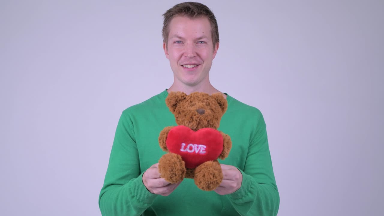 발렌타인 데이를 위해 준비된 젊은 잘생긴 남자