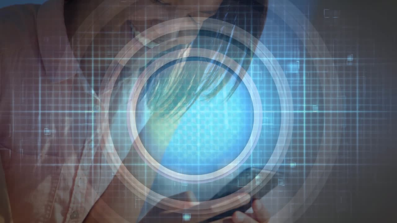 Animazione di scanner circolare e cardiofrequenzimetro su donna asiatica che usa lo smartphone