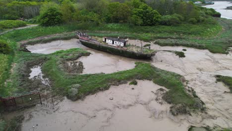 Die-Natur-übernimmt-Verlassenes-Gestrandetes-Boot-Im-Schlamm