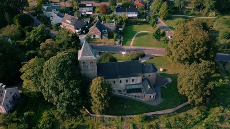 luftaufnahme der oude kerk, der ältesten kirche in den niederlanden