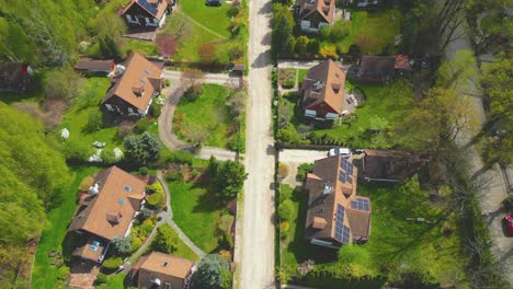 Luftaufnahme-Eines-Dorfes-Mit-Häusern,-Wohndrohne,-Oben,-Ansicht-Eines-Immobilienmaklers-Mit-Blauem-Sommerhimmel