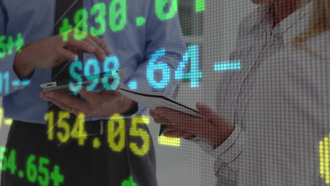 animación del procesamiento de datos financieros en diversos empresarios que utilizan dispositivos electrónicos