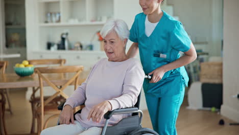 Cuidador,-Hogar-De-Ancianos-Y-Mujer-Mayor