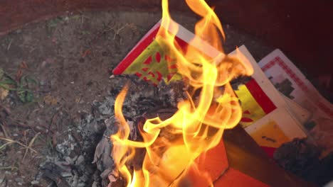 quema secuencial de papel de joss al aire libre