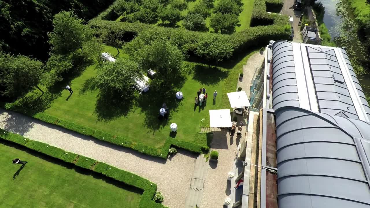 저택의 정원에서 결혼식 준비