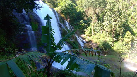 Cámara-Lenta-|-Cacerola-De-La-Cascada---Selva-De-Tailandia