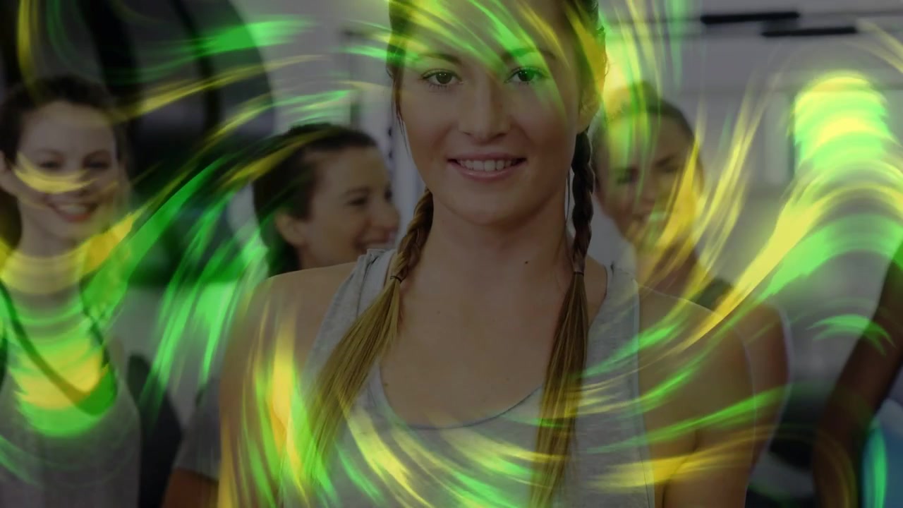 Donna al centro che sorride mentre la telecamera si alza, un vortice verde scintillante attraversa lo studio con tappeti, attirando lo sguardo.