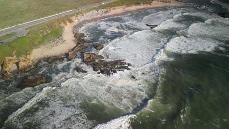 Luftaufnahmen-Von-Drohnen-über-Dem-Pescadero-State-Beach-Von-Der-Halbinsel-Im-Norden-Kaliforniens