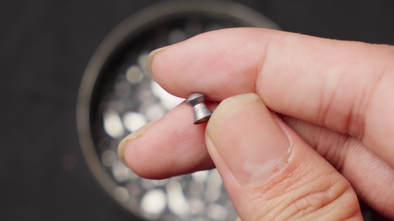 공기 총 및 공기 소총 칼리버에 대한 손으로 들고 있는 금속 사냥 아연 펠