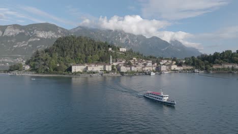 4k-Antenne---Fähre-Verlässt-Bellagio,-Comer-See,-Italien