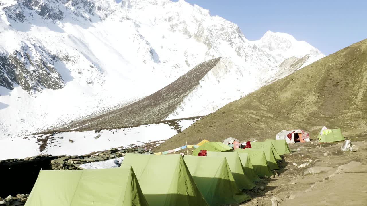 el campamento de tiendas de campaña de darmasala en el paso de larke, a 4500 m de altitud. camino de circuito de manaslu.